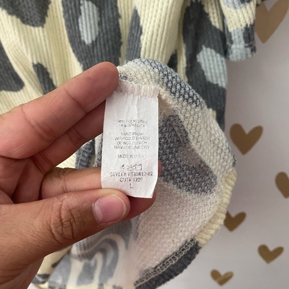 Blue buttercup brand yellow leopard blouse - Picture 4 of 5